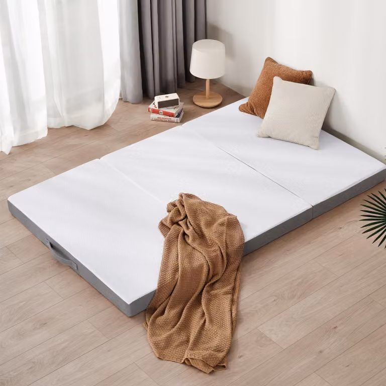 Materasso pieghevole 140x195x10 cm, realizzato in schiuma ad alta densità, livello di comfort H3, colore bianco/grigio