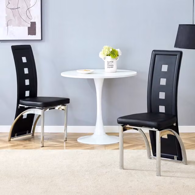 Set da 2 sedie da pranzo Vovees Living in ecopelle nera con gambe in metallo argento e schienale traforato, Altezza: 102,5 cm