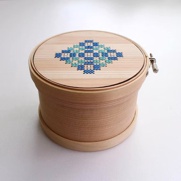 Scatola di conservazione con telaio per ricamo, in legno di cedro, 12 cm