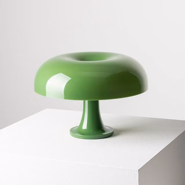 Artemide Nessino Lampada da tavolo in plastica verde con tecnologia LED