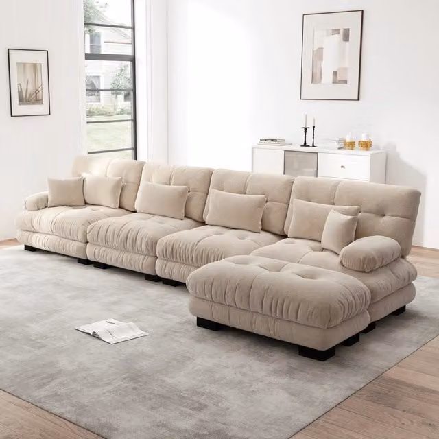 Divano angolare modulare Mivray in tessuto beige e marrone con ottomane e cuscini coordinati per soggiorno moderno