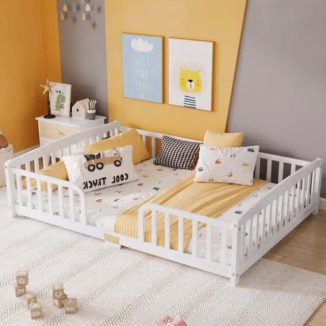 Letto per bambini a pavimento 140 × 200 cm con sponde in legno di pino bianco e accesso centrale