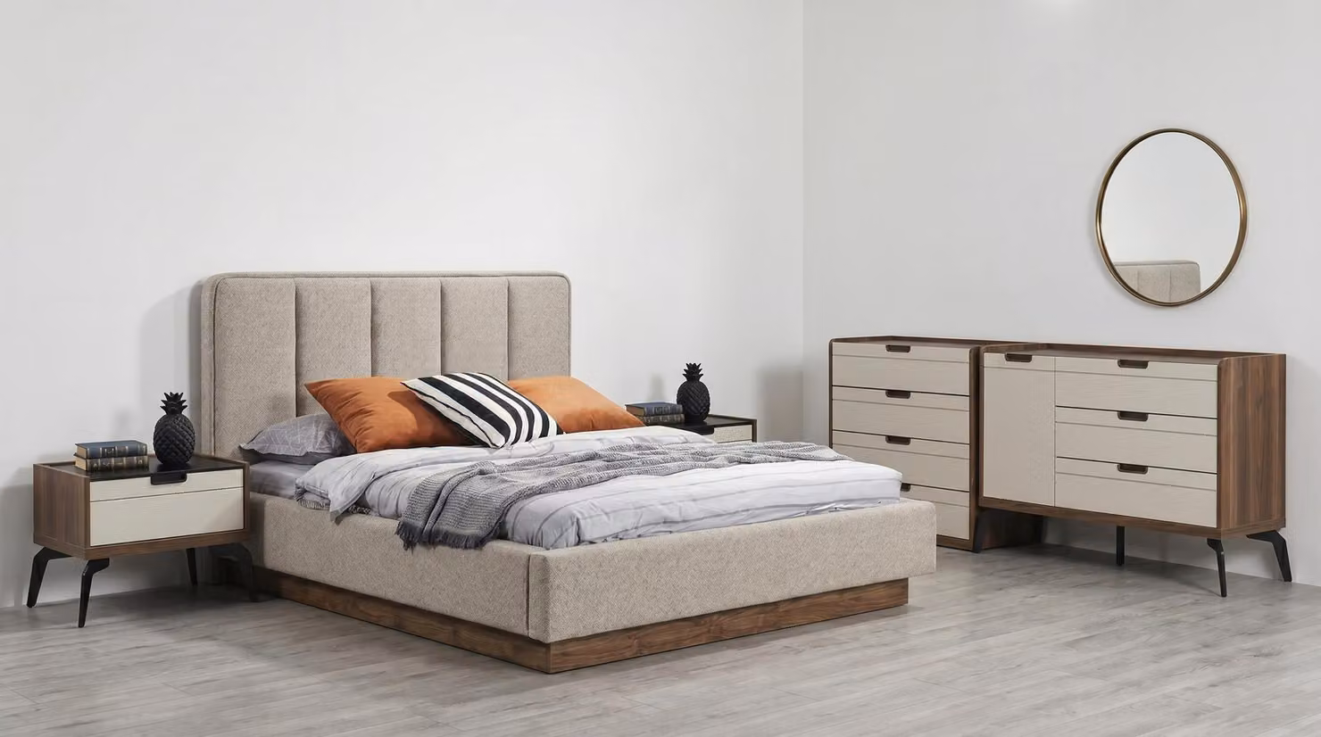 Set per camera da letto moderno: letto matrimoniale, due comodini, una cassettiera, uno specchio, stile lussuoso