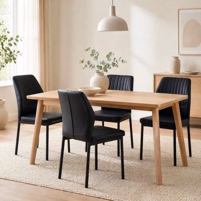Set 4 sedie da pranzo ULEVR nere con schienale in similpelle PU, imbottitura in schiuma e gambe in metallo