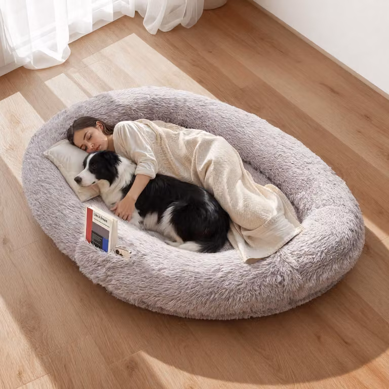 Lettino per cani per persone - Lettino in schiuma memory a misura d'uomo - 171 x 100 x 24 cm - Rivestimento sfoderabile e lavabile in lavatrice - Tasca laterale - Maniglia per il trasporto - Peluche a pelo lungo - Grigio