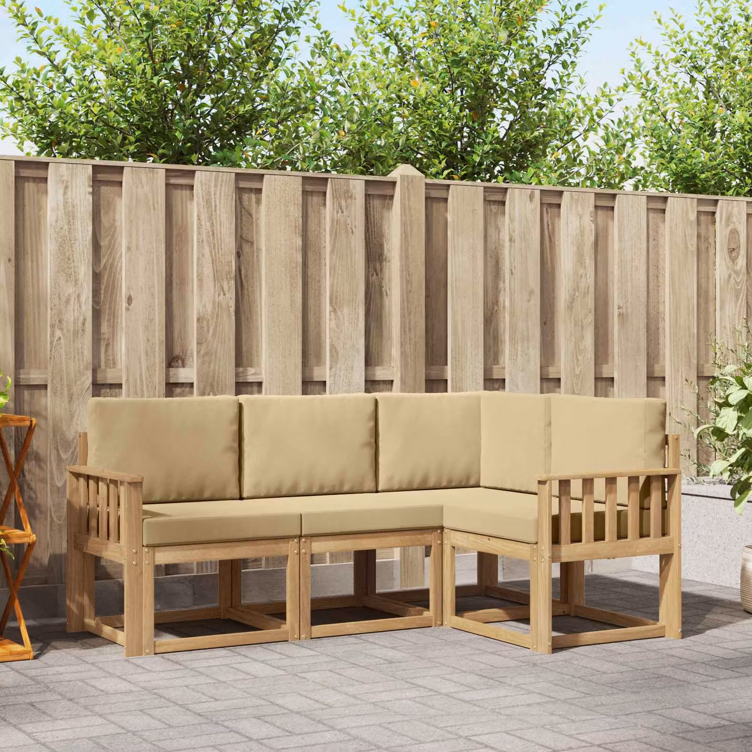 Set di divani da esterno vidaXL 4 pezzi in legno di acacia con cuscini bianchi e beige a forma di L per giardino e terrazza
