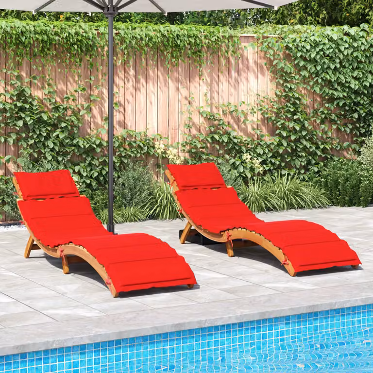 Set di 2 lettini prendisole vidaXL in legno di acacia oliato con cuscini rossi resistenti alle intemperie per giardino e terrazzo