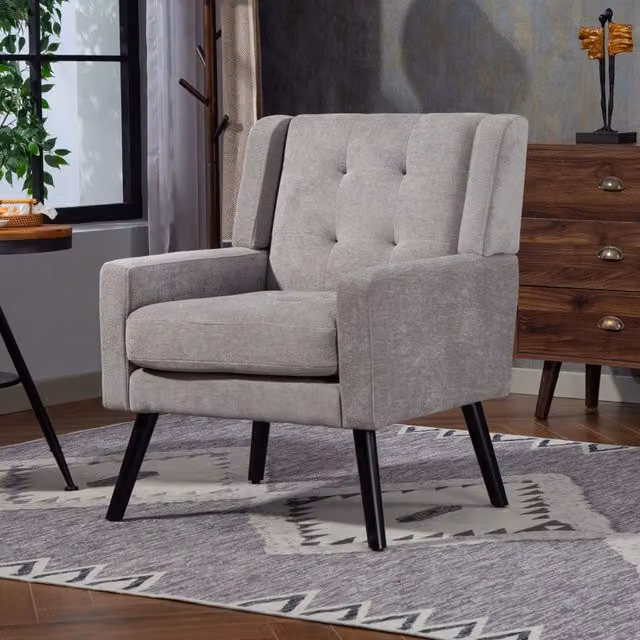 Poltrona ULEVR imbottita grigio chiaro con lavorazione capitonn¨¦, gambe in legno massello e portata 130 kg