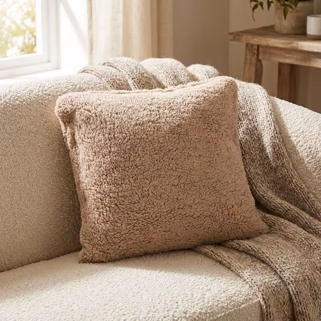 Cuscino arredo quadrato in sherpa beige e marrone L/P: 45 x 45 cm