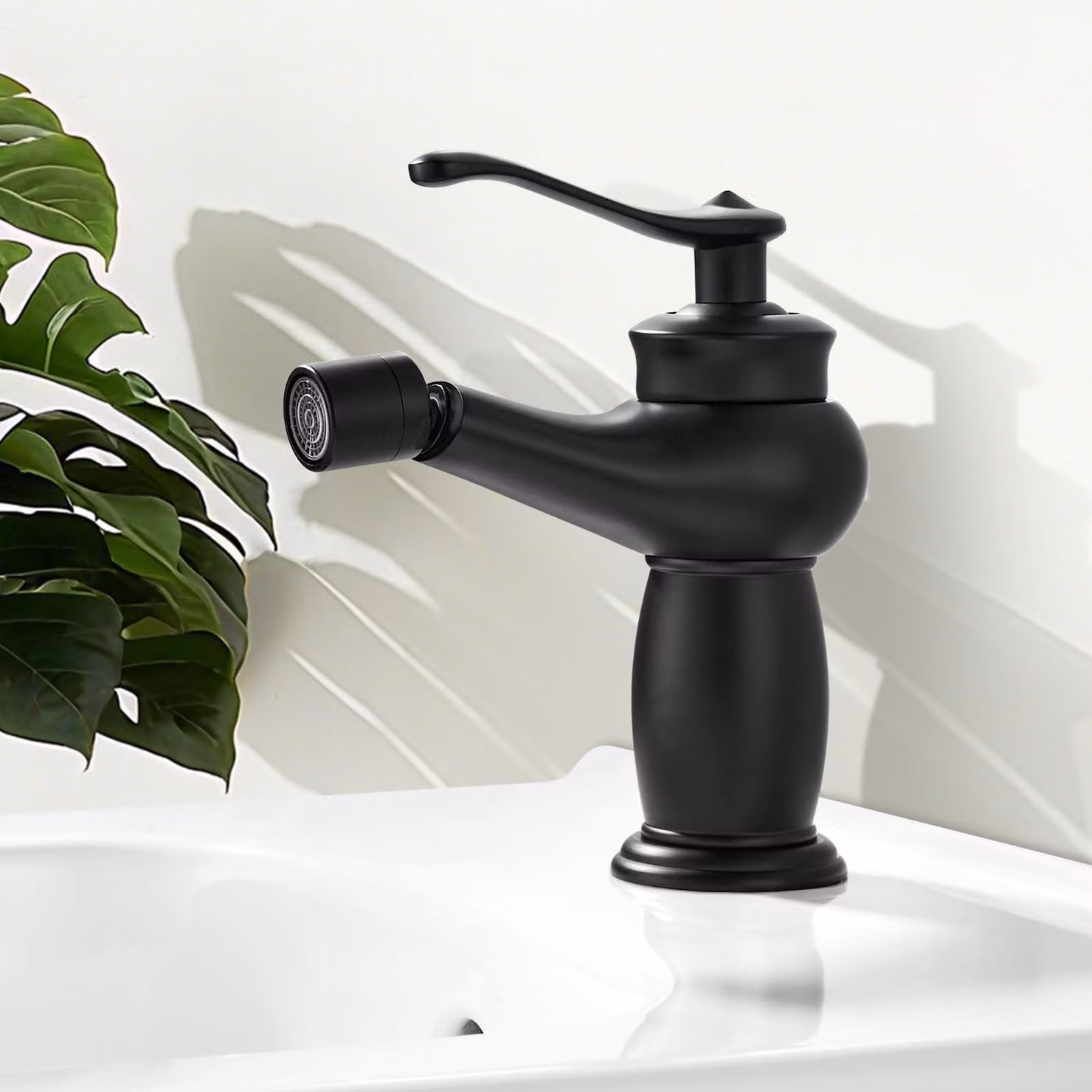 Miscelatore monocomando per bidet, nero, girevole a 360°, in ottone