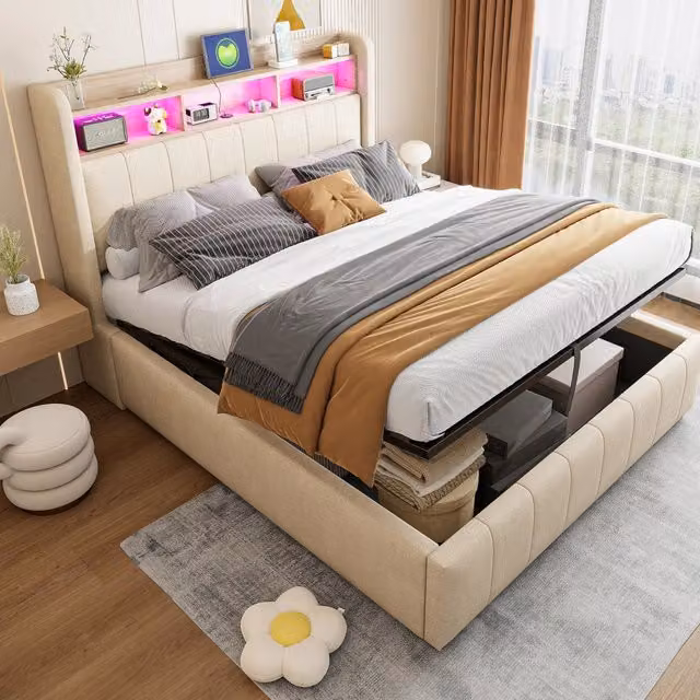 Letto matrimoniale MODFU imbottito beige con contenitore idraulico, illuminazione LED, porta USB e mensola laterale, L/P: 140 x 200 cm