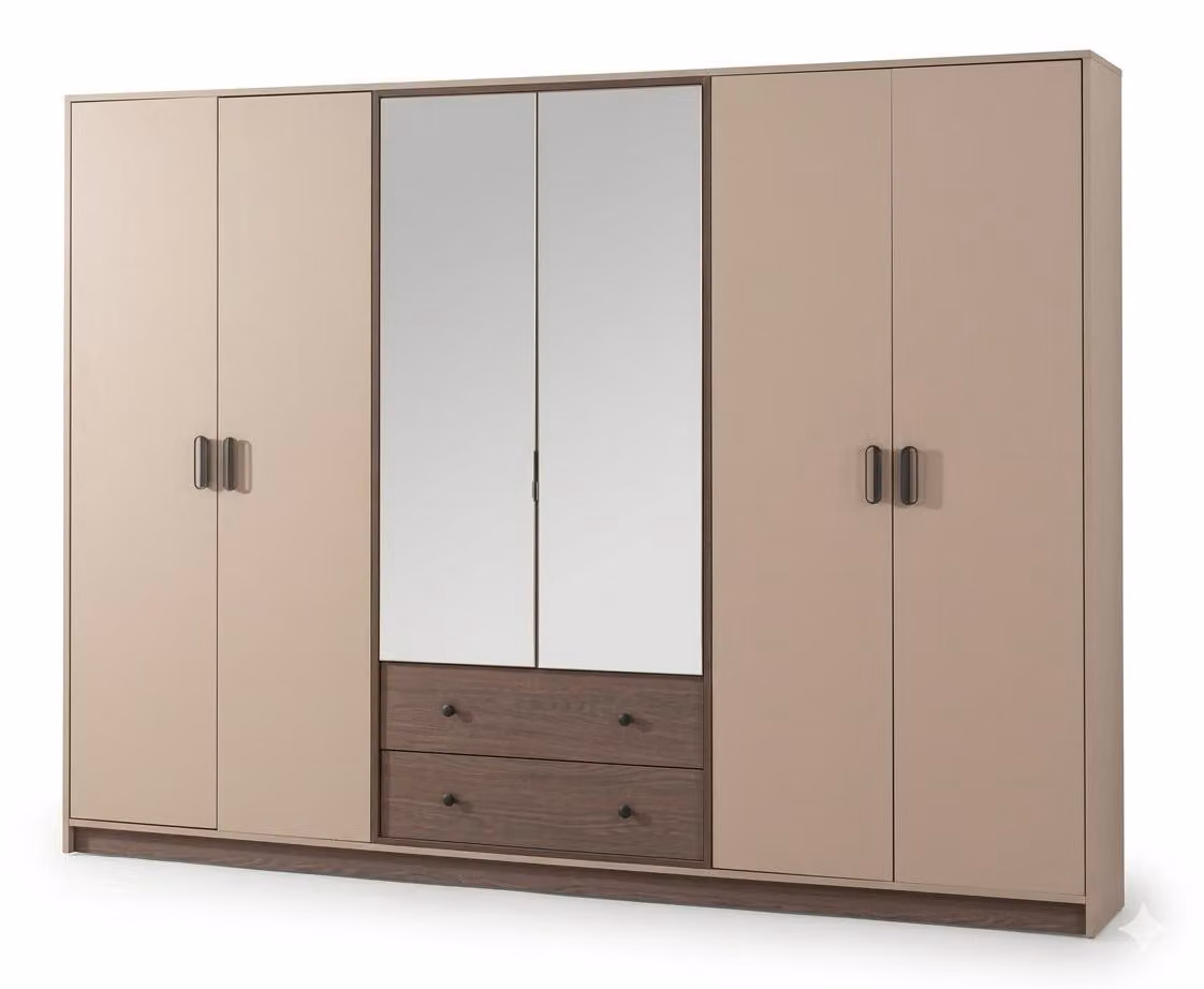 Armadio beige con specchio. Armadio grande