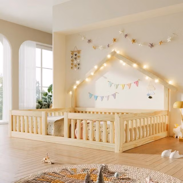 Letto casetta per bambini 140x200 cm in legno con protezione anticaduta; LED e finitura naturale