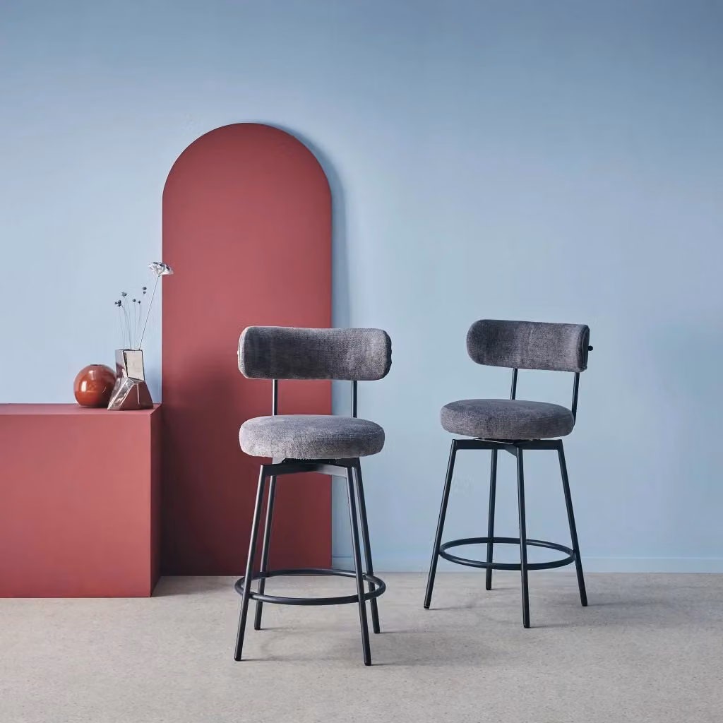 Set di 2 sgabelli da bar girevoli a 360 gradi Sweeek IT con struttura in metallo e seduta in tessuto e schiuma, disponibili in bianco, grigio o verde – 2