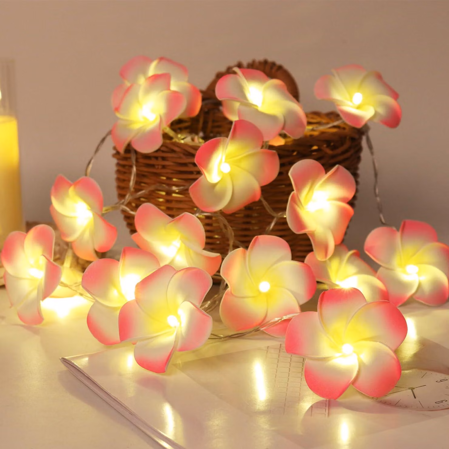 Catena luminosa a forma di fiori di Plumeria, 20 LED, 3 metri, alimentata a batteria, realizzata in plastica/schiuma