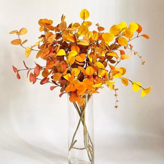Composizione autunnale in erba sintetica con eucalipto - Fiori autunnali artificiali - Piante autunnali - Sfere decorative - Casa - Balcone - Accessori da giardino