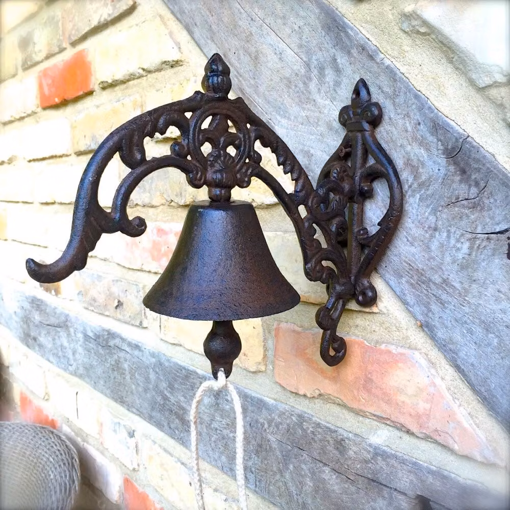 Bellissimo campanello da giardino in forma storica, campanello della porta d'ingresso come stile antico della casa di campagna