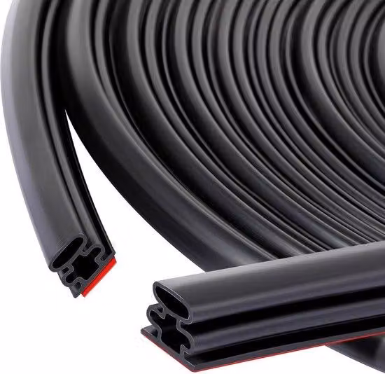 Guarnizione isolante per finestre e porte, realizzata in gomma nera, con rivestimento adesivo. Lunghezza: 6 metri
