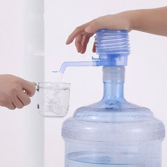 Pompa dell'acqua manuale in plastica, adatta per la casa, l'ufficio e l'uso all'aperto, resistente, con tubo flessibile rimovibile