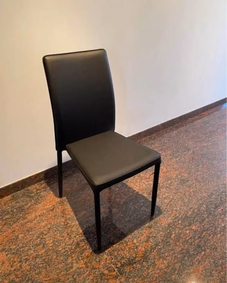 Set di 4 sedie moderne in ecopelle nera con struttura in metallo Mobili 2G – 3