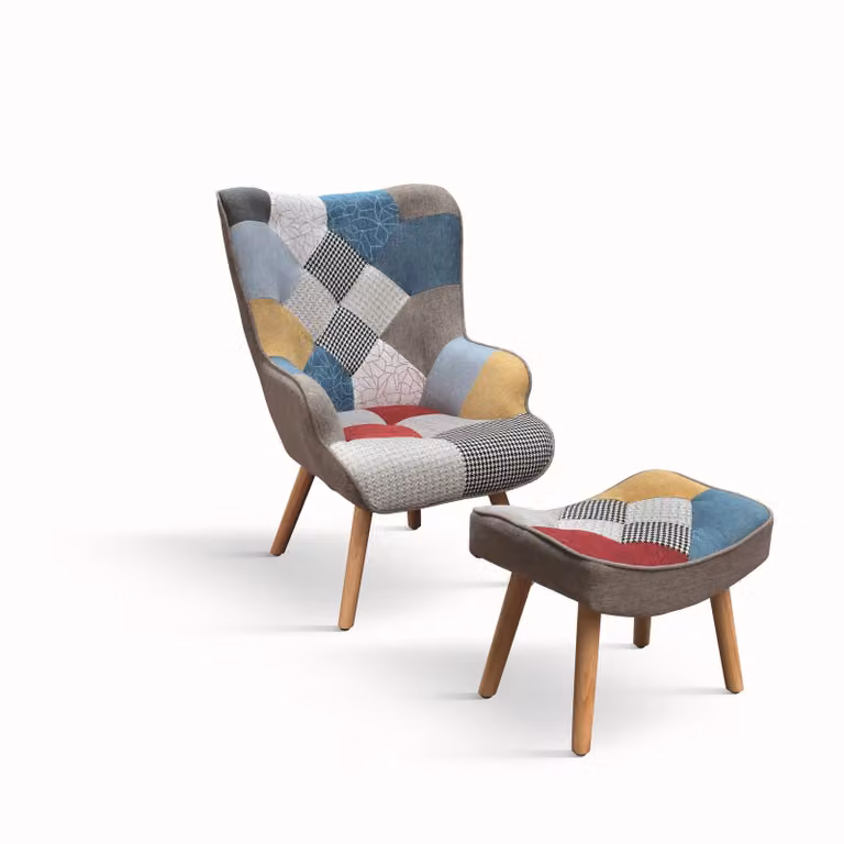 Poltrona HAVANA in tessuto multicolore patchwork e gambe in legno, con poggiapiedi