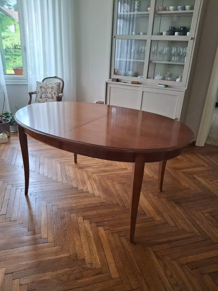 Tavolo ovale allungabile in legno massello Mobili 2G colore noce L: 160 cm, P: 110 cm, H: 80 cm