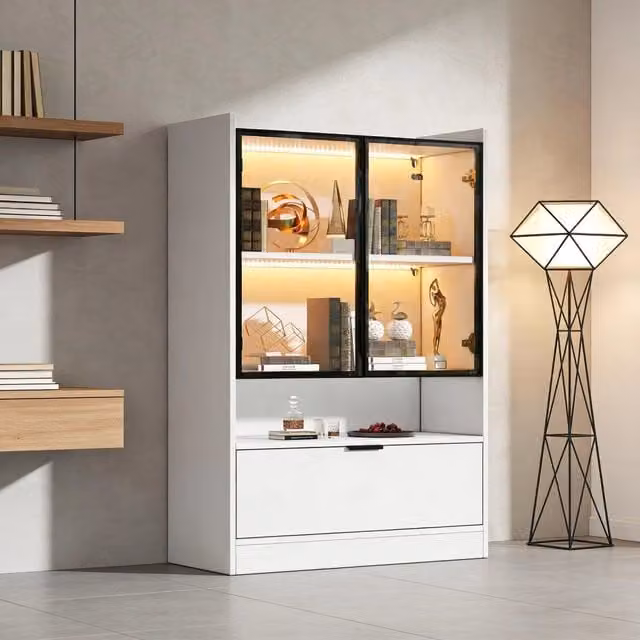 Vetrina moderna WISHDOR in truciolare bianco opaco con ante in vetro temperato, illuminazione LED integrata e ripiani interni, L: 120 cm, H: 80 cm, P: 35 cm