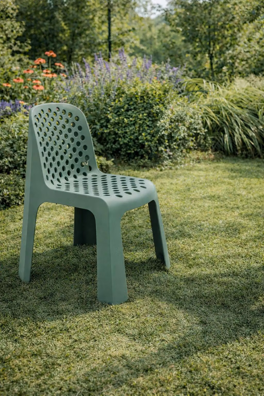 Sedia da giardino dal design moderno e con seduta ventilata per un maggiore comfort