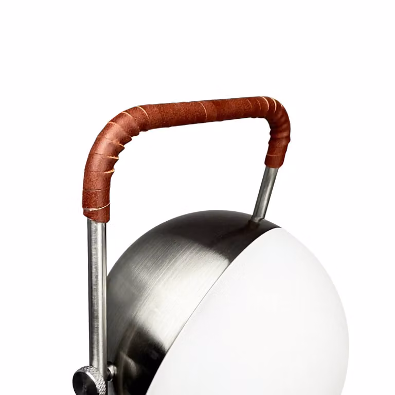Dyberg Larsen Lampada da tavolo a LED ricaricabile Mova, bordeaux, IP44 dimmerabile, Cromo / Argento, Soggiorno / Sala da pranzo, Metallo, Scandinavo