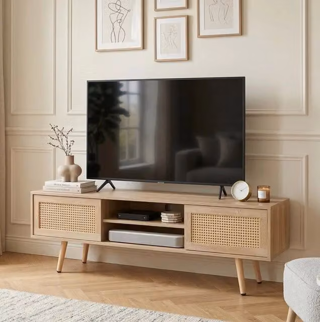 Mobile TV ULEVR con 2 ante scorrevoli in intreccio di rattan, 3 ripiani regolabili e gambe in legno massello, naturale