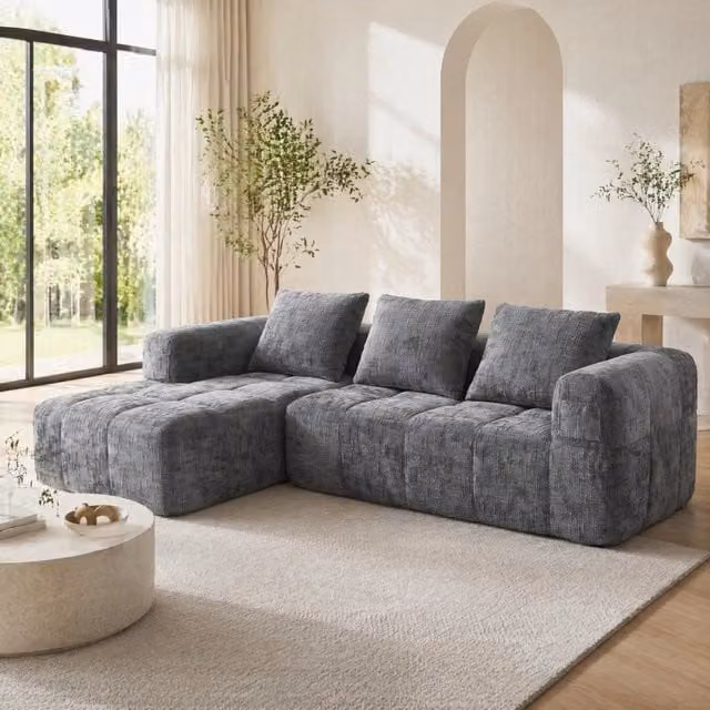 Divano componibile con chaise longue; ciniglia grigia; 2 tasche laterali e 3 cuscini
