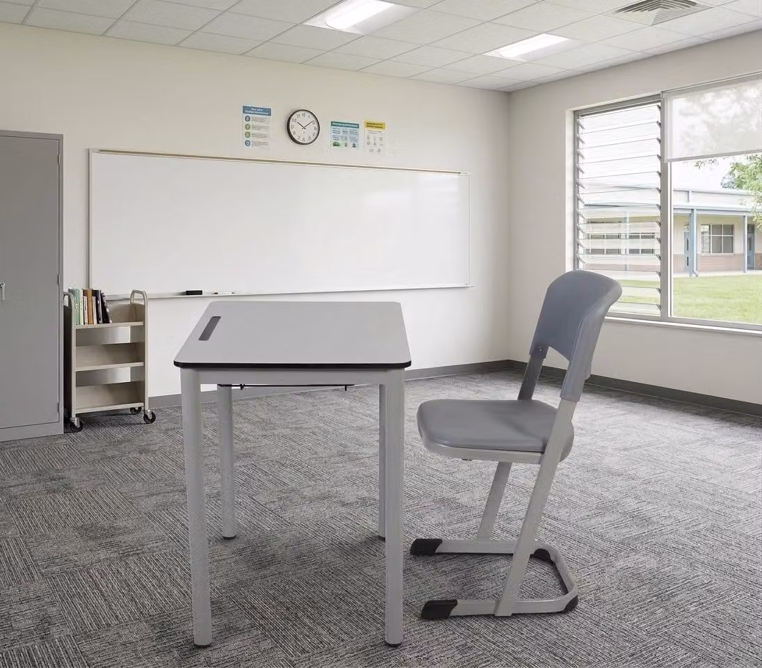 Set scolastico moderno ed ergonomico: scrivania grigia, sedia grigia, scrivania singola