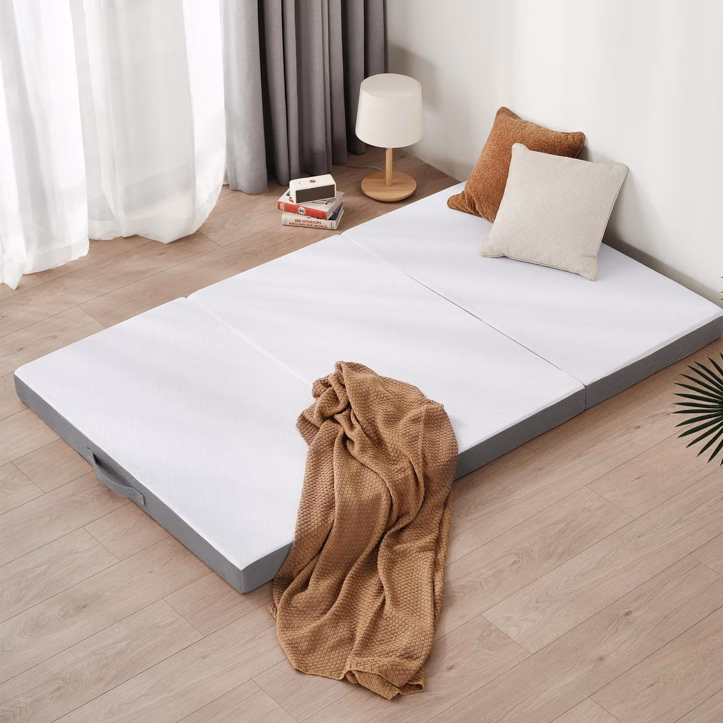 Materasso pieghevole 140x195x10 cm, realizzato in schiuma ad alta densità, livello di comfort H3, colore bianco/grigio