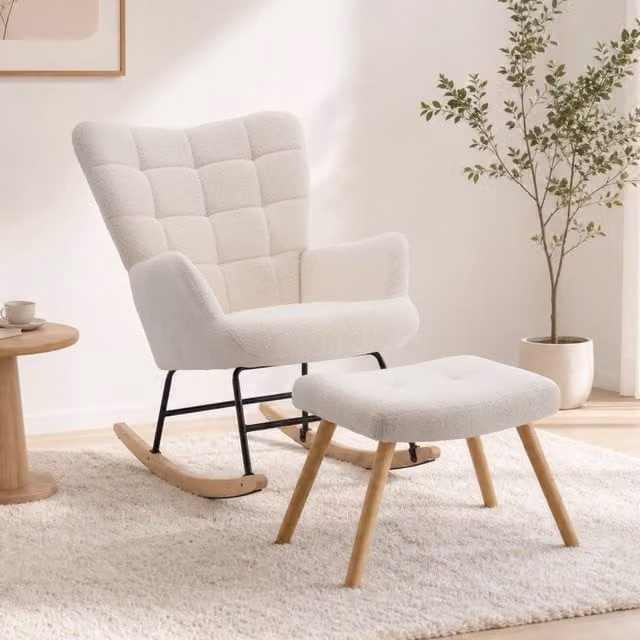 Poltrona a dondolo con poggiapiedi separato; schienale alto; tessuto sherpa beige; metallo e legno di gomma