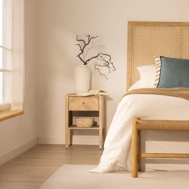 Comodino Cuba Banak in legno massello di mango color marrone e beige
