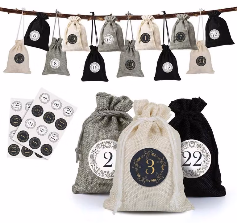 Calendario dell'Avvento con 24 sacchetti in tessuto, con adesivi numerati, dimensioni 10x14 cm, colori: nero, crema e grigio chiaro