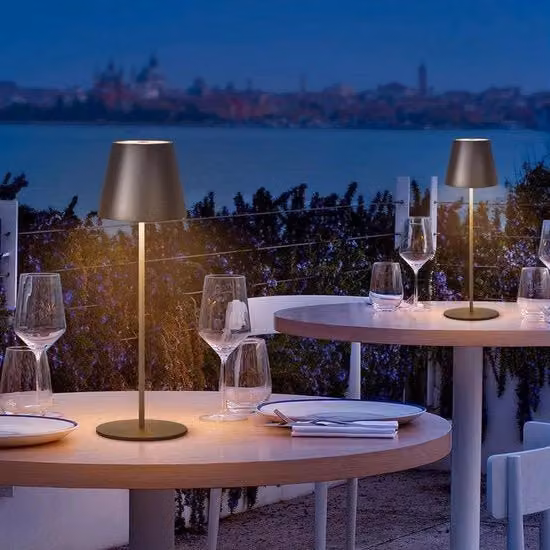 Lampada da Tavolo LED Ricaricabile in Metallo Oro/Ottone con Controllo Touch e Protezione IP54 per Interni e Terrazzo