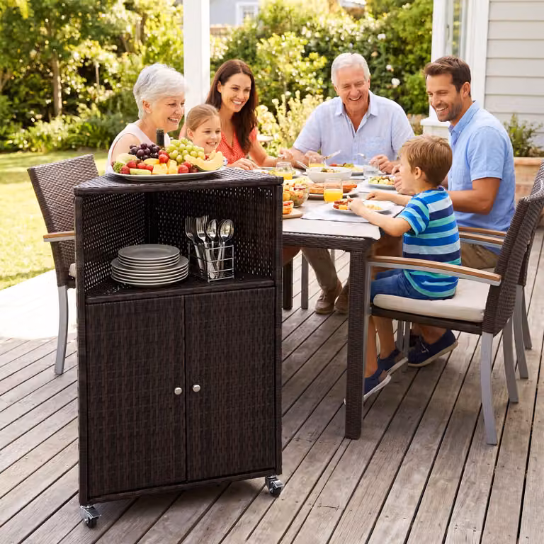 Armadietto da esterno angolare Costway in rattan PE marrone con 2 ante e 2 ripiani aperti e ruote bloccabili