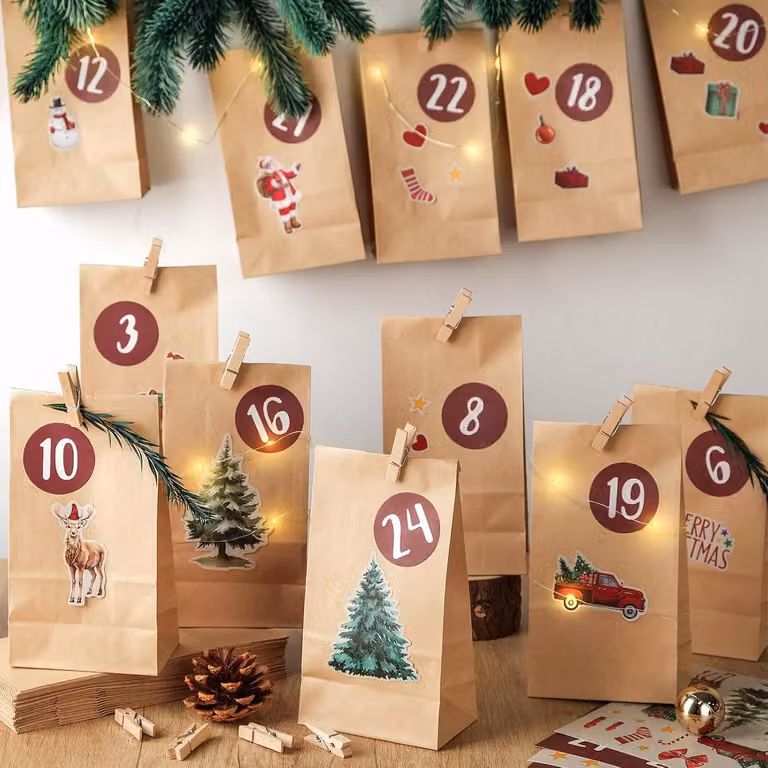 Calendario dell'Avvento fai-da-te per bambini - 24 calendari dell'Avvento da riempire, con adesivi a tema natalizio - Corda di juta e fermagli di legno