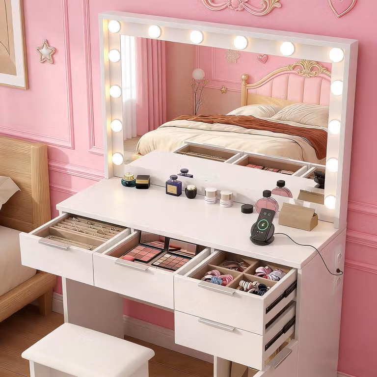 Comò da trucco illuminato con poggiapiedi, colore bianco, dimensioni 105x40x140,5 cm. Dotato di 4 cassetti e presa di corrente