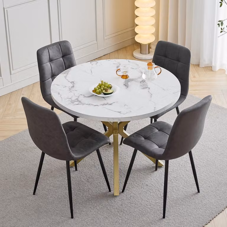 Set tavolo e sedie: 4 sedie in ecopelle color grigio scuro, 1 tavolo con piano effetto marmo e gambe dorate (100 cm)