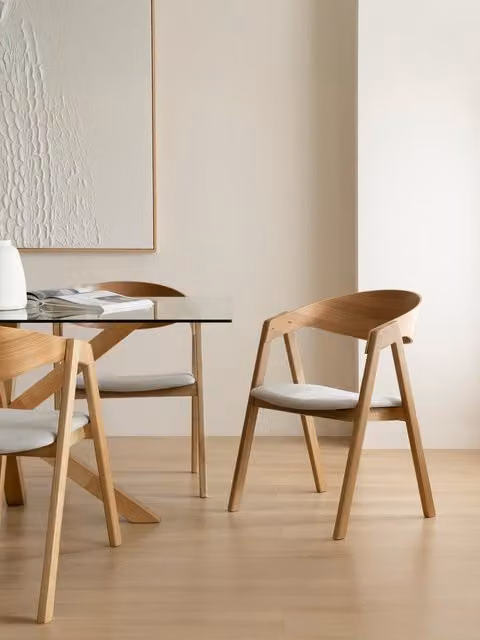 Sedia imbottita Bent Kenay Home in legno di rubberwood impiallacciato rovere naturale e tessuto beige o grigio per la tua zona dining