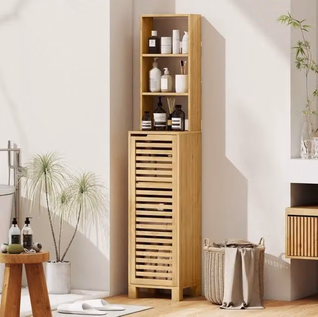Colonna bagno in bambù con 3 ripiani aperti e anta a lamelle; 34 x 30 x 170 cm; naturale