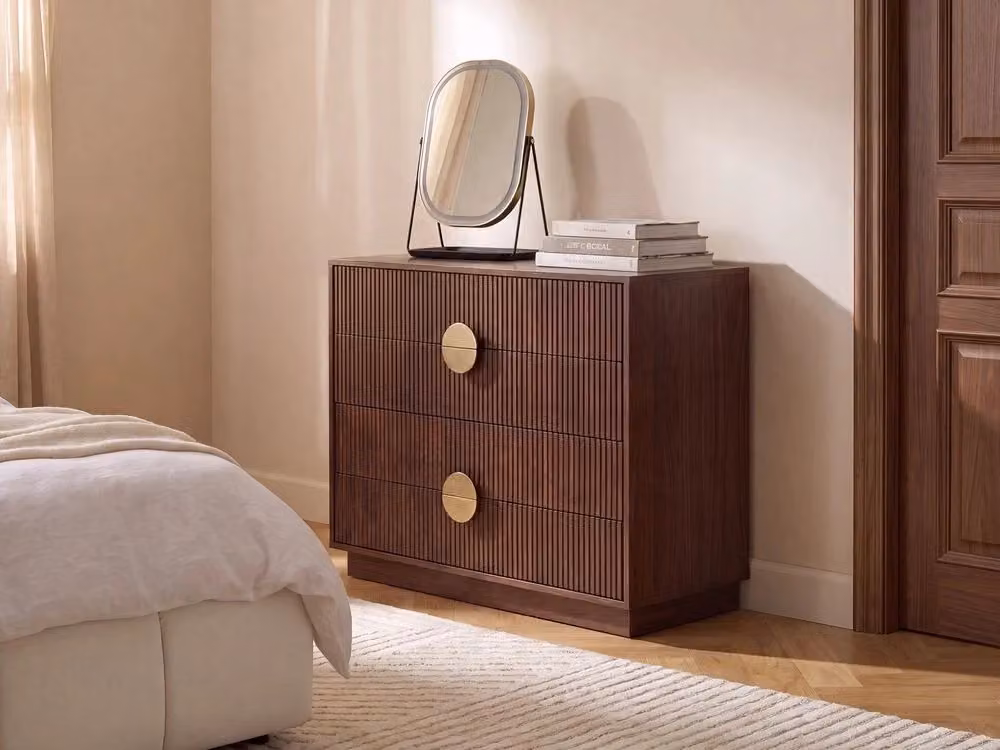 Comodino moderno BELIANI a 4 cassetti in MDF marrone con frontale a doghe e maniglie in metallo per camera da letto, sospeso, L: 40 cm, P: 35 cm, H: 85 cm – 2