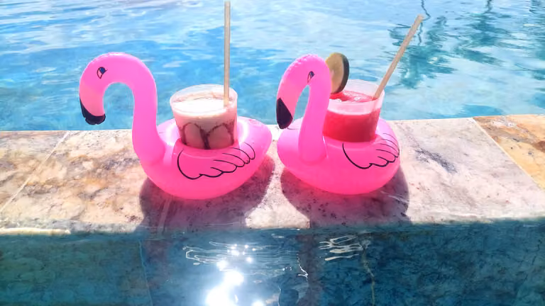 5 portabicchieri gonfiabili a forma di "Flamingo"