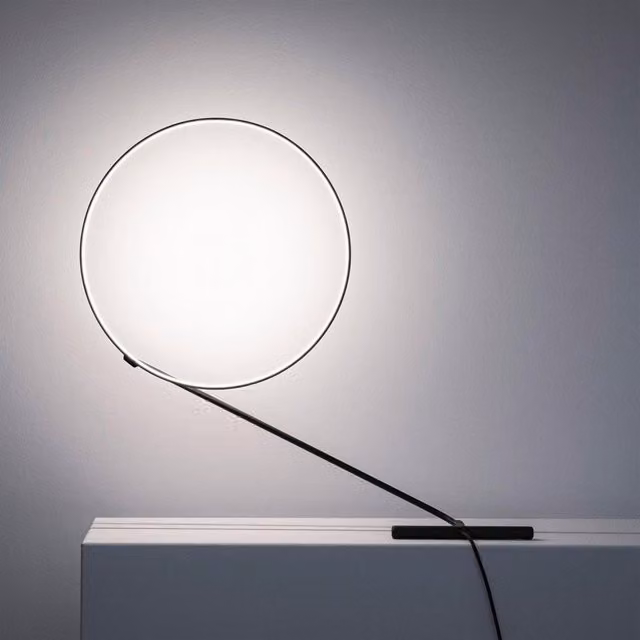 Lampada da tavolo KDLN Poise in metallo e vetro con tecnologia LED dimmabile, colore nero