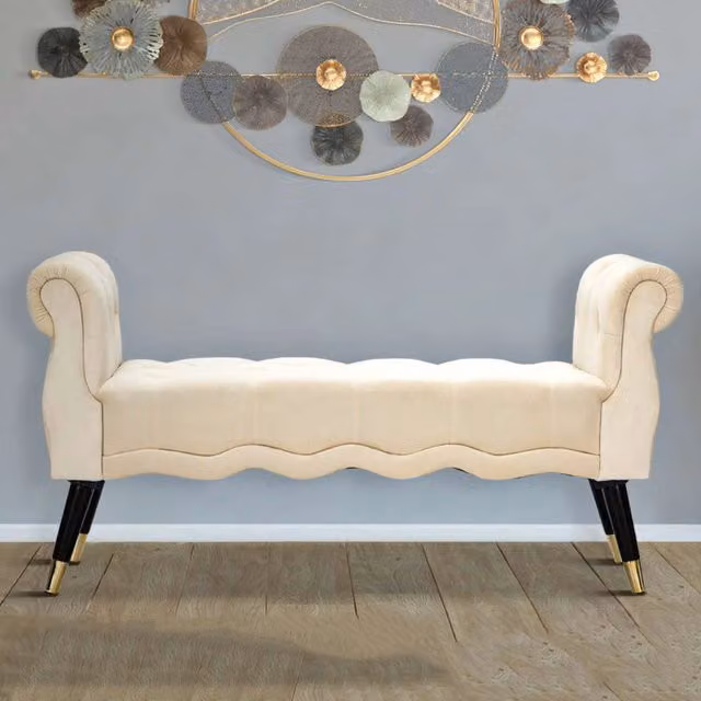 Panca in velluto con braccioli e dettagli dorati DMORA, Bianco Crema, L 120 x P 40 x H 60 cm