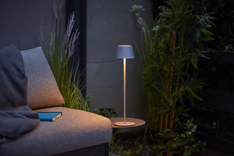 Northpoint 3in1 LED RGB lampada da tavolo lampada a bottiglia alta max. 45 cm con batteria da 3000mAh 200lm bianco caldo e dimmerabile all'infinito per uso interno ed esterno cromo