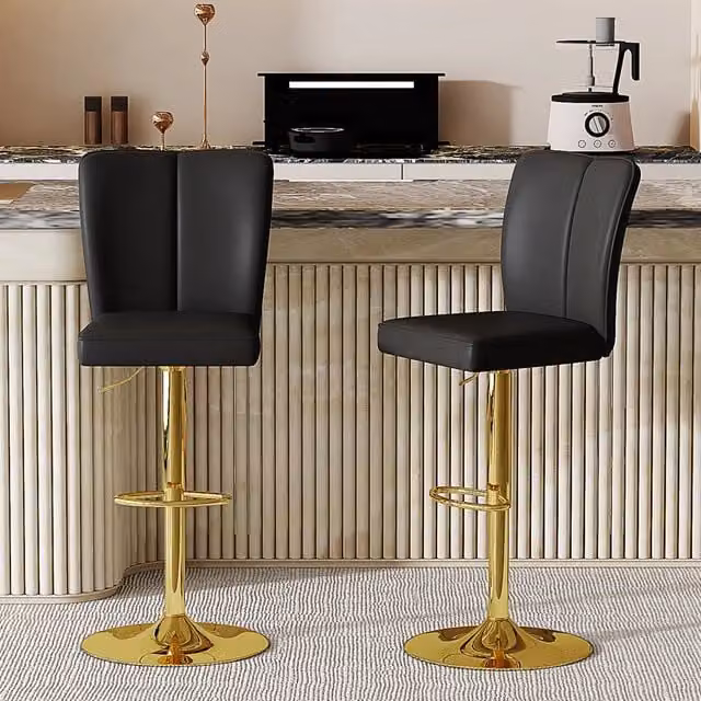 Set da 2 sgabelli da bar OKWISH girevoli a 360°, regolabili in altezza con poggiapiedi, in pelle sintetica e metallo nero e oro