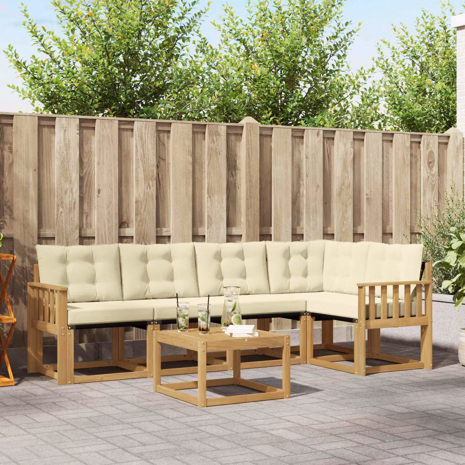 Set di divani da esterno vidaXL 6 pz a forma di L con tavolino da caffè, struttura in legno di acacia e cuscini bianchi e beige